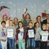 Schweinfurt war wieder Spitze bei der Sammlung für die Schullandheime. Im Bild (hintere Reihe, von links) Franziska Wilhelm (Julius-Kardinal-Döpfner-Schule), Kerstin Geus (Schillerschule), Birgit Pensel (Dr.-Pfeiffer-Schule), Gabriele Freiberg (Leitung Schulamt), Ulrike Hieronymus (Gartenstadtschule), Klaus Grübel (Schullandheimbeauftragter der Stadt Schweinfurt), Ilona Richter Elternbeiratvorsitzende der Schillerschule und Bürgermeister Karlheinz Kauczok mit einigen der fleißigen Sammler.