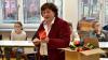 Roswitha Peters hatte für jeden Schüler einen umweltfreundlichen Mehrwegbecher mitgebracht, mit dem das Konversionsmanagement Kitzinger Land die Kampagne „Becherheld – Mehrweg to go“ der deutschen Umwelthilfe unterstützt.