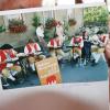 Die Musiker der Rafelder Brotzeitmusik machen bei der Spaßmeile in Dingolshausen 2002 ihrem Namen in der Spielpause alle Ehre.