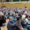 Volle Frankenhalle: Die Sennfelder nutzten zahlreich die Gelegenheit alle drei Bewerber um den Chefsessel im Rathaus auf einer Bühne zu erleben.