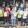 Pokale für die besten Radfahrer der 6. Klassen des Landkreises: Beim Wettbewerb der Mittelschulen siegte Patrick Appold (vorne, Mitte). Stefan Schatschneider (links) und Julian Haack (rechts, mit Pokalen) belegten Platz zwei und drei. Schulamtsdirektorin Irma Amrehn, stellvertretender Landrat Paul Streng, Wiesentheids Bürgermeister Werner Knaier, sowie die Vertreter der Schulen gratulierten den Teilnehmern.