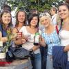 (ab)   Eines schönsten und fröhlichsten Feste in weiten Umkreis, das Sander „Altmain-Weinfest“, findet zum 23. Mal statt, von Freitag, 6. Juli, bis Montag, 9. Juli. Das Motto lautet „Wasser, Wald, Wein – genießen Sie in Sand am Main“. Auf dem Festgelände werden 18 Weiß- und Rotweine aus Sander Lagen sowie 14 Weine aus dem „Abt-Degen-Weinland“ ausgeschenkt. Von allen Terrassen aus haben die Besucher freien Blick auf die Zentral-Bühne, auf der Spitzen-Musikkapellen auftreten: Am Freitag ab 18 Uhr zum Festauftakt die Sander Musikband „R.I.M.P.“, ab 19.30 Uhr die „Zillertaler Bergcasanovas“. Am Samstag ab 15 Uhr, zum Empfang auf dem Rathausplatz mit Umzug zum Festgelände und der Festeröffnung mit der Fränkischen Weinkönigin Melanie Dietrich und der Sander Weinprinzessin Isabel Bergmann, das Blasorchester Sand, um 20 Uhr beginnt die Party-Nacht mit „Wobbls – Die Partyfürsten“. Am Familiensonntag spielt zum Frühschoppen ab 10 Uhr „Scharfes Blech“, ab 14 Uhr der „Liedermacher Biber“ für die Kinder, ab 14.30 Uhr die Hergolshäuser Musikanten, ab 19.30 Uhr die Party-Band „Barfuß“ und gegen 22.30 Uhr startet eine Laser-Lichtshow am Festplatz. Am Montag spielt ab 17 Uhr zum Haxnessen die Blaskapelle der Lebenshilfe Augsfeld, ab 19.30 Uhr ist Abschluss-Fete mit den „Sumpfkröten“, bevor um 22.30 Uhr ein Feuerwerk das Fest beendet. Sonnensegel sollen in diesem Jahr erstmals neben dem alten Baumbestand für zusätzliche Schattenplätze am Festgelände sorgen. Über 20 Ortsvereine verpflegen die Besucher. Der Eintritt (auch zu den Auftritten der Musikkapellen und Bands) ist an allen Tagen frei.