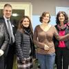 Eröffnung der Ausstellung „Asyl ist Menschenrecht“ im Marktheidenfelder Krankenhaus (von links): Stellvertretende Personalratsvorsitzende Barbara Otter, Klinikreferent Gregor Bett, stellvertretende Landrätin Sabine Sitter, DGB-Kreisvorsitzende Lena Werner und Bürgermeisterin Helga Schmidt-Neder.