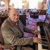 Hier am Klavier im Mozart-Café. Gastronom Manfred Brünner wird 80.