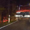 Pkw prallt gegen Baum: ein 18-Jähriger verstirbt noch am Unfallort. Die Straße zwischen Kist und Reichenberg war während der Unfallaufnahme komplett für den Verkehr gesperrt.