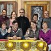 (is)   Die Theatergruppe des SC Weyer, Leitung Luzia Gehles, bringt das Stück „Wunder, Zoff und Zunder“ auf die Bühne. Es erzählt von Bürgermeister Hans Dampf, der im Dauerclinch mit Dorfpfarrer Josef Keusch lebt. Der Bürgermeister weigert sich, einen Zuschuss für die Kapellensanierung zu bewilligen. Der Streit könnte mit dem gewinnbringenden Abriss der Kapelle und dem Verkauf des Grundstücks an Frau von Zickenbach beigelegt werden. Die Pfarrhaushälterin, der Gemeindearbeiter und die Tochter des Bürgermeisters wollen das verhindern. Kann ihnen dabei ein italienischer Bettelmönch helfen? Die Witwe Gerda ist jedenfalls ganz vernarrt in den Mönch und traut ihm wahre Wunder zu. Am Samstag, 19. November, um 14 Uhr, ist Kindervorstellung. Weitere Aufführungen sind am 19., 25. und 26. November sowie am 2. und 3. Dezember jeweils um 19 Uhr, außerdem am 20. und 27. November sowie am 4. Dezember jeweils um 18 Uhr. Im bild (hinten von links) Jürgen Mayerl, Marion Koeniger, Helmut Krines, Silvia Schöpke, Peter Gehles, (vorne links) Cristine Endres, Kevin Göpfert, Luzia Gehles und Barbara Koeniger.