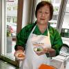 Frau Om kocht – und das seit fast fünf Jahren in ihrer Catering-Küche in der Hertzstraße. Nun hat die Südkoreanerin Myung Shin Om in der Peterstraße 14, wo bisher die Bar Oppmann?s Finest war, ihr eigenes kleines Restaurant mit Namen „Frau Om kocht“ eröffnet. Geboten wird hier alles, was die Küche ihres Heimatlandes ausmacht: schonend gegartes Fleisch oder Meeresfrüchte mit raffinierten Gewürzen und Gemüsen in einer Vielfalt von Geschmacksrichtungen: mild oder salzig, süßsauer oder scharf.   Im Bild zeigt Frau Om das Dösie-Bulgogi, ein geschnetzeltes und scharf gewürztes Schweinefleisch im beheizten Tischpfännchen. Unverzichtbar ist dabei natürlich der Reis und Kimtschi, ein pikant gewürzter Chinakohl, der so etwas wie das Sauerkraut Koreas ist. Eigentlich wollte Frau Om Dolmetscherin werden, und so war sie mit 22 Jahren aus ihrer Heimatstadt Incheon, die südlich von Seoul liegt, zum Studium nach Würzburg gekommen. Mit Nebenjobs in der Gastronomie hat sie sich ihr Geld verdient.   Doch wurde schließlich das Kochen ihre Profession. Das passt in die Familientradition. Schon ihre Uroma hat vor rund 100 Jahren für das Königshaus ihres Heimatlandes gekocht, und sie hat als junge Frau ihrer Mutter und ihren Tanten beim Kochen über die Schultern geschaut und weiß, wie die traditionellen Gerichte ihrer Heimat bereitet werden. Wert legt Frau Om auf wertvolle Pflanzenöle wie Wildsesam oder Distelöl und original koreanische Gewürze und Pasten ohne Geschmacksverstärker. Vielseitig ist das Angebot an Gerichten von Suppen über Vorspeisen, Hauptgerichte mit Rind- oder Schweinefleisch, mit Pilzen, Tintenfisch, Tofu und Muscheln.   Auch Vegetarier und Veganer können hier auf den Geschmack kommen. Ein Teil der Gerichte wird direkt am Tisch vor den Augen der Gäste auf Gaskochern in der Pfanne zubereitet. Geöffnet ist „Frau Om kocht“ außer Montag jeweils von 11 bis 14.30 Uhr und 17.30 bis 23 Uhr.  Foto: Herbert Kriener