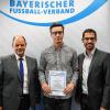 Der Bayerische Fußball-Verband (BFV) hat in Regensburg 24 junge Vereinsmitarbeiter aus ganz Bayern mit dem Preis „Fußballhelden 2016 – Aktion Junges Ehrenamt“ ausgezeichnet. Als Kreissieger des Fußballkreises Schweinfurt wurde Ingo Willacker vom FC Gerolzhofen für sein hervorragendes Engagement im Verein geehrt. Der 17-Jährige übernahm früh Verantwortung bei seinem Verein. Bereits als U15-Spieler unterstützte er die U9- und U11-Junioren des FC Gerolzhofen als Betreuer und erlangte die Trainer-C-Lizenz, Profil Kinder und Jugend. Seit dieser Saison ist er für die U15 verantwortlich. Darüber hinaus ist Willacker Jugendsprecher des Vereins und wirkt bei den Fußballcamps als Coach mit. Das Foto zeigt (von links) BFV-Schatzmeister Jürgen Faltenbacher, Ingo Willacker und BFV-U30-Vorstandsmitglied Tobias Bracht. Foto: BFV