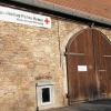 Provisorium: Hinter dem Scheunentor ist das Lager des BRK in Giebelstadt untergebracht – und manchmal auch der Rettungswagen.