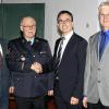 Sichtlich überrascht nahm Kreisbrandrat Manfred Brust in der Jahreshauptversammlung der Karlstadter Feuerwehr die Ernennung zum Ehrenmitglied an. Von links: Bürgermeister Theo Dittmaier, Manfred Brust, Vorsitzender Feuerwehrverein Alexander Hofmann, Kommandant Jürgen Brust.