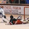 Knapp vorbei: Schweinfurts Pascal Schäfer (links) kann seine Chance gegen Fürstenfeldbrucks Goalie Dennis Berger nicht nutzen. Am Ende aber gewann der ERV knapp mit 1:0.