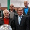 Ausstellungsleiter Josef Steinack und Schirmherr Erwin Dotzel (vorne rechts) zeichneten die Rassekaninchenzüchter Albert Müller, Erich Bachhuber (von links vorne), Franz Schweiger, Arthur Lenz und Patrick Elfting (von links hinten) aus.