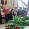 (lem)   Passend zur Vorweihnachtszeit lud der Kindergarten Hepp?sche Stiftung zu einem Adventsbasar ein. Unter dem Motto „Licht“ gestaltete das Team mit Hilfe der Kinder einen Wortgottesdienst unter der Leitung von Anna Krug, dabei segnete Pfarrer Marius Falk die Adventskränze. Anschließend wurden die Besucher bei Glühwein mit verschiedensten Köstlichkeiten in Weihnachtsstimmung versetzt. In Verbindung damit feierte der Kindergarten am ersten Advent sein fünfjähriges Bestehen der Kinderkrippe. „Fünf Jahre sind für uns in einem kleinen Ort wie Happertshausen nicht selbstverständlich“, betonte der Vorstand des Trägers, Robert Krug. Er bedankte sich dabei vor allem auch beim Elternbeirat, der seine Aufgaben immer gewissenhaft erfüllt. Die Situation vor fünf Jahren war schwierig. Der Kindergarten hatte mit einer sinkenden Anzahl von Kindern zu kämpfen, sodass man sogar eine Gruppe schließen musste. Durch das Engagement vieler Helfer und der Dorfgemeinschaft hat man es geschafft, dem Kindergarten eine Chance zu geben, denn als der Vorstand mit seinem Wunsch Bürgermeister Dieter Möhring entgegentrat, willigte dieser ein und bot seine Hilfe an. Aufgrund des freien Raumes, der zur Verfügung stand, begann im Oktober 2010 der Bau der Kinderkrippe. Auch Bürgermeister Möhring freut sich über das fünfjährige Jubiläum und sicherte seine Unterstützung zu. Foto: S. Hepp