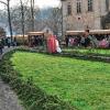 (bra)   Wie ein bunter Wurm schmiegten sich die festlich, winterlich und weihnachtlich dekorierten Marktstände der Schlossweihnacht Burgpreppach entlang der Hauptstraße bis zum Schloss. Dort, im Rund des Hofes, setzten sie sich fort – und lockten am Sonntag zahlreiche Menschen nach Burgpreppach. Auch Bischof Nikolaus alias Heinz Braunreuther und seine zarte Begleitung, das Christkind Megan Dietz, waren gekommen, um den Besuchern süße Kleinigkeiten zu schenken. Bratapfelduft oder Bratwurstrauch sowie andere duftende Leckereien dominierten den sonnenüberstrahlten, winterlich-frischen Sonntagnachmittag. Während die Pleichfelder Alphornbläser musikalisch unterhielten, hielten die Marktbesucher hie und da ein vorweihnachtliches Pläuschchen. Zudem gab es für Kurzentschlossene noch tolle Geschenke, meist handwerklich waren diese Angebote. Es spielten außerdem die Schloßberger aus Hohnhausen und der Musikverein Leuzendorf weihnachtliche Lieder. Wem es bei all dem Trubel nach einer Auszeit verlangte, der konnte sich in der Schlosskapelle von Anette Klarmann aus Hofheim und der Schola aus Burgpreppach auf Weihnachten einstimmen lassen. Feierlich begrüßt worden waren die Gäste von Bürgermeister Hermann Niediek mit den Worten: „Herzlich willkommen auf dem schönsten Weihnachtsmarkt in den Haßbergen.“ Landrat Wilhelm Schneider sprach ebenfalls ein Grußwort. Indes: Der Aufwand der Standbetreiber wurde mit der alljährlichen Prämierung der drei schönsten Stande gekrönt. Den ersten Platz belegte der Verein Natur und Familie (NatFam). Auf den Plätzen folgten Angela Schmitt (Burgpreppach) sowie Bärbel Lauerbach-Wich (Altenstein). Weitere Bilder im Internet unter www.bote-vom-hassgau.de