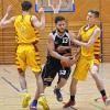 (bam)   Sieg im Turngemeinden-Derby der Basketball-Bezirksoberliga: Die TG Schweinfurt bezwang die TG Würzburg III mit 57:54 und hält als Dritter Anschluss nach oben. Hier setzt sich der Schweinfurter Jerome Figueroa (Mitte) gegen Philipp Sutton (rechts) und Maurizio Menini durch.