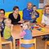 Zum Wohle der Kinder: Den hohen Verwaltungsaufwand im Kindergarten nicht mehr hinnehmen wollen in Oberpleichfeld Kindergartenleiterin Katja Baumeister (Dritte von links) und Franz Olbrich, der Vorsitzende des Trägervereins St. Sebastian (hinten Mitte). Hierfür setzen sich auch die Erzieherinnen Melanie Back und Nicole Münch ein.