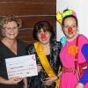 Spendenübergabe mit roten Nasen: Die  Präsidentin Marie-Luise Biedermann (Mitte) und Schatzmeister Jürgen Häfner (links) überreichten Spenden an den Verein Wildwasser und die Klinikclowns. Mit im Bild Tatjana Kapp, Silvia Kirchhof und Bürgermeister Adolf Bauer. HILFSWERK