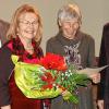 Glückwunsch: Vorsitzende Marichen Seubert und die neue Ehrenvorsitzende Hedwig Langhoff (rechts).