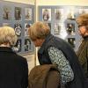 Einblicke und Durchblicke in der Ausstellung „Der dauernde Augenblick“ im Spessartmuseum Lohr (Bild oben). Die Besucher interessieren sich für Fotos und Bildbeschreibungen (unten).