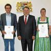 Neue Erlebnisbauern: Die Qualifizierung zum Erlebnisbauern haben Annette Seehaus-Arnold aus Burglauer (rechts) und Klaus Zimmer aus Wollbach (links) von Landwirtschaftsminister Helmut Brunner bekommen.