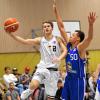 Saubere Leistung: Das ProB-Farmteam der s.Oliver Baskets Würzburg ließen der Nachwuchsmannschaft der Frankfurt Skyliners keine Chance. Hier setzt sich Constantin Ebert (links) gegen Lennart Okeke durch.