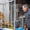 Mit Leoparden auf Du und Du: Herbert de Larott arbeitet seit etwa 30 Jahren als Illusionist mit verschiedenen Raubtieren, wie seinem Leoparden Troja.