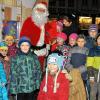 Beim Öffnen des ersten Adventsfensters nahm sich der Weihnachtsmann der Werbegemeinschaft Bad Königshofen, Jürgen Tepper, Zeit für die Fragen der Kinder. Jeden Tag bis einschließlich 23. Dezember öffnet er jetzt ein Fenster des Adventshauses auf dem Marktplatz. Gespannt schauten die Anwesenden zu, wie das erste Bild zum Vorschein kam. Die 24 Bilder aus unterschiedlichen Altersgruppen werden prämiert, am ersten Tag konnte sich die kleine Wanda Haschke (auf dem Arm ihrer Mutter) über einen Gutschein freuen. Die anderen Kinder gingen nicht leer aus, denn der Weihnachtsmann hatte Süßigkeiten für sie mitgebracht.