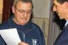 Otto Weissenberger (links) wurde nach 45 Jahren als aktives Mitglied zum Ehrenkommandanten der Freiwilligen Feuerwehr ernannt. Vorsitzender Edwin Reuß (rechts) überreichte die Urkunde.