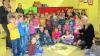 (ski)   Es ist noch nicht lange her, da haben die Buben und Mädchen des katholischen Kindergartens in Mellrichstadt ihr Martinsfest gefeiert. In der Woche vor dem Fest hatte die Leiterin Bettina Wukowojac (links) alle Gruppen besucht und den Kindern erzählt, dass die St.-Martins-Legende auch heute noch aktuell ist. So gebe es eine Familie im Landkreis, die mit ihren Kindern in Not geraten ist und dringend Hilfe braucht. Es bedurfte nicht langer Bitten und Erklärungen, die Kinder waren sich schnell einig, dass sie helfen wollen. Und so brachten sie mit Unterstützung ihrer Eltern zur Martinsfeier einen Umschlag mit, in den sie eine kleine Spende gegeben hatten. Denn, das hatten die Kinder schnell verstanden, wenn jeder nur ein kleines Bisschen mitbringt, so gibt das am Ende einen großen Haufen. Und so war es auch. 323,36 Euro waren am Ende zusammengekommen. In dieser Woche konnte das Geld nun übergeben werden. Beate Machon, Vorsitzende des Kreisverbands Rhön-Grabfeld im Deutschen Kinderschutzbund (rechts), war in den Kindergarten gekommen und freute sich sehr über den „Haufen“ Geld. Die Mitarbeiter des Kinderschutzbundes unterstützen ehrenamtlich in Not geratene Familien, der Kreisverband Rhön-Grabfeld auch direkt hier bei uns, erklärte sie. Dass das Geld der Kinder nun direkt einer Familie in der Nähe hilft, freut alle besonders.
