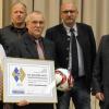 Gütesiegel: Mit der „Goldene Raute“ des Bayerischen-Fußball-Verbandes wurde der SV Friesenhausen ausgezeichnet. Im Bild (von links) SV-Vorsitzender Reinhold Mahr, Vize Andreas Hußlein, Vereinsehrenamtsbeauftragter Leo Mahr, BFV-Kreisspielleiter Gottfried Bindrim und BFV-Kreisehrenamtsbeauftragter Edgar Hedrich.FOTO: Ulrich Kind
