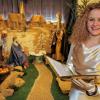 (me)   Michelle Beisler ist der neue Gerolzhöfer Weihnachtsengel. Sie folgt Rebecca Schüppel nach, die das Amt zuvor sechs Jahre lang bekleidet hat. Die 18-jährige gelernte Kinderpflegerin, die an der Heide-Kita in Schwebheim beschäftigt ist, wurde am Freitag in der Rüstkammer des Alten Rathauses der Öffentlichkeit vorgestellt. „Es ist schon etwas Besonderes, diesen Engel darzustellen. Wenn er auftritt, treten alle Anderen weit in den Hintergrund“, umriss Bürgermeister Thorsten Wozniak der jungen Frau die Magie ihrer zukünftigen Aufgabe: „Sie sind die Lichtgestalt, die unsere Stadt verkörpert.“ Rudi Kühl, der Vorsitzende der Werbegemeinschaft gerolzhofenAKTIV, zeigte sich vor allem angetan von Michelles goldener Lockenpracht. Wo das Nürnberger Christkind eine Perücke brauche, sei beim Gerolzhöfer Weihnachtsengel alles echt, bemerkte er. Und damit die Engelsfrisur auch immer gut sitzt, hat der Himmelsbote in Gerolzhofen sogar seinen eigenen Leibfriseur. Wie Beate Glotzmann, die Leiterin der Tourist-Information, mitteilt, hat sich Dieter Marschall bereit erklärt, das Engelshaar für die Auftritte stets perfekt zu stylen.