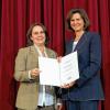 Ausgezeichnet: Wirtschaftsministerin Ilse Aigner überreichte KuK-Inhaberin Diana Schmeltzer den Kinoprogrammpreis.