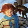 Lächelnd trägt die Schauspielerin Inger Nilsson in einem Film von 1968 als «Pippi Langstrumpf» an einem kalten Wintertag ihr Äffchen «Herr Nilsson» auf der Schulter spazieren (Szenenfoto von 1968). Pippi Langstrumpf wird in diesem Jahr 70! Foto: epa