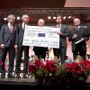 10. Benefizkonzert der Würzburger Druck- und Medienhäuser: 100.000 Euro sind der Erlös,  Oberbürgermeister Christian Schuchardt nahm die Spende für Projekte zur Leseförderung entgegen. 850 Konzertbesucher im VCC applaudierten.