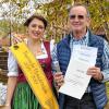 Bayerns Bester: Imker Roland Flammersberger aus Erlenbach mit Honigkönigin Sabrina Moriggl.