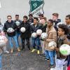 Harmonisches Miteinander: Verstärkung erhalten die U-17-Fußballer des SV Herschfeld durch elf Jungs, die als Flüchtlinge und ohne Erziehungsberechtigte nach Deutschland gekommen sind. Links Trainer Toni Weigel.