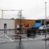 (lar)   Noch ist nix los auf dem nassen Parkplatz vor dem umgebauten Tegut (Bild): Knapp neun Wochen lang hatte der Tegut in Karlstadt zu, nun öffnet er ab Donnerstag, 26. November wieder Montag bis Samstag jeweils von 7 bis 20 Uhr. Neben dem neuen Fußbodenbelag wurden die gesamte Kühltechnik erneuert und neue Kühlmöbel eingebaut, schreibt Tegut in einer Pressemitteilung. Zusätzlich wurde im gesamten Markt auf energiesparende LED-Beleuchtung umgerüstet, heißt es weiter. Dadurch spare der Supermarkt 30 Tonnen klimaschädliches CO2 pro Jahr. „Mit der Einsparung könnte man mit einem normalen Personenfahrzeug rund sechsmal um die Erde fahren“, wird Filialgeschäftsführer Tino Schuttwolf in der Pressemitteilung zitiert. Außerdem neu im Markt in der Bodelschwinghstraße: die erweiterte Obst- und Gemüseabteilung und eine größere Weinabteilung. An der Backstation soll jetzt mehrmals täglich gebacken werden und das Angebot wurde angepasst. Auch die Bäckerei Pappert hat ihre Räumlichkeiten umgebaut. Zudem bietet die Bäckerei künftig warmes Essen an und hat auch sonntags von 7 bis 11 Uhr geöffnet.Foto: J. Kamm