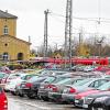 Start im April 2016: Die Umgestaltung des Bahnhofsumfelds in Kitzingen soll mit dem Bau eines Parkplatzes mit 119 Stellplätzen im Süden des Bahnhofs – neben den Kleingärten –  beginnen. Danach könnte es auf der Gegenseite (im Bild) weitergehen. Hier sind ein Busbahnhof und ein weiterer Pendlerparkplatz geplant. Foto: S. Sebelka