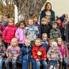 Basarteam spendet für den Kindergarten und für Maya: Über die Sachspenden für den Nordheimer Kindergarten freuen sich die Kinder und die Erzieherinnen, Bastian Murche bedankte sich für die Zuwendung für seine Tochter Maya. Im Bild Kindergartenleiterin Heike Wienröder (Vierte von links) und Erzieherin Sarah Gerhard (Vierte von rechts) mit Bastian Murche (Zweiter von rechts) und Bürgermeister Thomas Fischer (rechts) sowie die Organisatorinnen (von links) Natalie Stumpf, Marie Hippeli und Verena Herbert sowie Yvonne Hartmann (Sechste von rechts), Franziska Friedrich (Fünfte von rechts) und Jamie Breunig (Dritte von rechts).