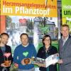 Präsentation: Die „Drei für Kitzingen“ überreichen Oberbürgermeister Siegfried Müller (rechts) ein Pflanztöpfchen und ihr Ideenhandbuch (von links) Joachim Kramer, Dirk Nitschke und Claudia Biebl.