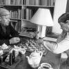 Der Privatmann: Mit Ehefrau Loki beim Schach. Das Paar war damals, 1981, im Urlaub auf Gran Canaria.