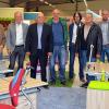 (kfe)   Der Kindermöbelhersteller Paidi hat sein neues Outlet in Hafenlohr eröffnet. Ende März war der Bauantrag im Hafenlohrer Gemeinderat genehmigt worden und im Mai erfolgte der erste Spatenstich. Mit einer Fläche von 1500 Quadratmetern ist der neue Werksverkauf um 300 Quadratmeter größer als der alte, der in dem langgezogenen ehemaligen Lagergebäude der Bahn untergebracht war. Der neue Standort befindet sich im Gewerbegebiet Obere Hofäcker im Süden Hafenlohrs.  Möglich geworden ist der Umzug durch einen Grundstückstausch: Die Firma Paidi hat das 5700 Quadratmeter große Grundstück in der Oberen Hofäckerstraße von der Gemeinde erworben und dieser dafür das gut 3000 Quadratmeter große Areal in der Bahnhofstraße überlassen sowie den Flächenunterschied finanziell ausgeglichen. 850 000 Euro hat Paidi in das Outlet investiert, in dem bis zu vier Mitarbeiter arbeiten werden. Leiter des Werksverkaufs ist Heinz Heßdörfer. Angeboten werden Auslaufmodelle und Möbel mit kleinen Schönheitsfehlern.  Im Bild von links: Bürgermeister Michael Gram aus Rothenfels, Elisabeth Stahl (Zweite Bürgermeisterin von Hafenlohr), Udo Groene und Thomas Möller (Geschäftsführer Paidi), Reinhold Dosch (Geschäftsführer Behringer), Andreas Reiter (Geschäftsführer Paidi), Heinz-Peter Heilemann (Geschäftsführer Behringer), Tim Elsenberg (Architekt Dörr) und Eberhard Dörr (Geschäftsführer Dörr).