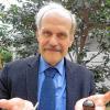 Professor Golke zeigt herkömmliche und Pyrocarbonprothesen, die bei der Schulterendoprothetik verwenden werden.