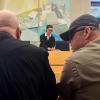 Der Angeklagte Mario W. (r) am Montag im Landgericht Würzburg (Bayern) neben seinem Rechtsanwalt Alexander Schmidtgall. Der Bundesgerichtshof (BGH) hatte das Urteil wegen Drogenhandels und -schmuggels vom Sommer 2013 in Teilen aufgehoben, deshalb wird es vor dem Landgericht Würzburg neu verhandelt.