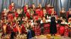 (ric) Über Zugabe-Rufe und viel Applaus durften sich am Samstag die Werntal Musikanten bei ihrem zum siebten Mal veranstalteten Herbstkonzert in der voll besetzten Arnsteiner Stadthalle freuen. Die 32 Musiker unter der Leitung von Dirigentin Stefanie Greif präsentierten ein hochwertiges Programm, bei dem von Blasmusik bis zum 80er-Jahre Rockarrangement jeder Zuhörer auf seine Kosten kam. Klangstarkes Zusammenspiel und Solostücke wechselten sich gekonnt ab. Das Schwierigkeitsniveau der Stücke war beeindruckend und machte den Zuwachs an Musikern, die das D1- oder D2-Leistungsabzeichen des nordbayerischen Musikbundes errangen, deutlich. So haben Bronze Sinja Weiß und Jule Rumpel (beide Klarinette), Letizia Lamotte (Querflöte) und Michael Klüspies (Posaune) und Silber Maren Bauer, Annika Walter und Lisa-Marie Weidner (alle Saxophon) erfolgreich abgelegt. Überhaupt muss sich um den Nachwuchs der Werntal Musikanten niemand Sorgen machen. Das zeigte der Auftritt der mittlerweile dritten Bläserklasse „Die Musikmäuse“, welche zusammen mit der Trachtenkapelle Müdesheim/Reuchelheim organisiert wird. Sie stellten ihr in kurzer Zeit erlangtes Können eindrucksvoll unter Beweis. Vorsitzender Dietmar Neeb wies in seiner Ansprache darum auch auf die toll funktionierende Vereinsarbeit gerade im Jugendbereich hin. Auch Bürgermeisterin Anna Stolz lobte die Aufführung und sprach wohl allen aus dem Herzen, im nächsten Jahr gerne wiederzukommen.