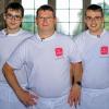 (fg) Die Bäckerfamilie Dietmann aus Schwanfeld hat es nicht geschafft. Ihre Konkurrenten, Bäcker Franz Schmitt (Mitte) aus Bad Neustadt und seine Söhne Christoph (links) und Florian, haben sich am Dienstag in einer Folge von „Deutschlands bester Bäcker“ mit dem ZDF-Fernsehkoch Johann Lafer für das Wochenfinale am Freitag qualifiziert. Die Sendung war ein rein fränkisches Duell. Dritter im Bunde war die Bäckerei Schiller aus Würzburg. In allen drei Wettbewerben lag der Bad Neustädter Bäckereibetrieb vorne. Bei der Spontanverkostung vor Ort überzeugte bereits die Knusperstange mit Käse die beiden Juroren Andrea Schirmaier-Huber und Jochen Baier. Im zweiten Wettbewerbspunkt durften die drei konkurrierenden Bäckereien ihre Lieblingsware präsentieren. Mit einem Butterstreuselfladen mit Vanillepudding-Füllung überzeugte Schmitts Backstube auch hier. Wettbewerb Nummer drei war die Zubereitung eines fränkischen Kipf. Optisch und in der geschmacklichen Balance überzeugten wiederum Franz Schmitt und seine Söhne bei der Verkostung auf einem Dresdner Schloss. Der Wochensieger wird am Freitag um 15.05 Uhr im ZDF ermittelt.