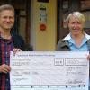 (wde)   Einen Scheck in Höhe von 1000 Euro übergab Katja Bundschuh vom gleichnamigen Hotel am Dienstag an Tafel-Projektleiter Michael Donath. Vor allem vor dem Hintergrund von der zunehmenden Zahl an Bedürftigen bedingt durch hinzukommende Asylbewerber freute sich Donath über die Spende. Nach seinen Worten versorgt die Lohrer Tafel derzeit einschließlich Asylbewerbern 527 Personen (333 Erwachsene, 194 Kinder) mit gespendeten Lebensmitteln. Der Anteil der Asylbewerber liege bei 158 Personen. Von diesen wiederum seien 78 (43 Erwachsene, 35 Kinder) aus Lohr, Steinbach und Neustadt für den Tafelladen in Lohr registriert, weitere 80 (50 Erwachsene, 30 Kinder) würden mit dem Tafelmobil versorgt, das in Neuhütten, Wiesthal, Krommenthal, Partenstein und Frammersbach Station mache. Die Lohrer Tafel hat laut Donath aktuell neun Teams mit zusammen rund 100 ehrenamtlichen Helfern. Eventuell werde es im kommenden Jahr neben dem Samstag einen weiteren Öffnungstag im Tafelladen geben, sagte Donath. Möglicherweise müsse aber auch über einen Anmeldestopp bei den Berechtigungsscheinen nachgedacht werden.