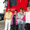 (fi)   Zusammen mit rund 80 Gästen – Geschäftspartner, Mitarbeiter, Freunde und Vertreter des öffentlichen Lebens – feierte die Goldstein Transport GbR ihr 25-jähriges Bestehen in der betriebseigenen Halle im Gewerbegebiet Schleifwegäcker. Christine und Erich Goldstein erwarben das Unternehmen zum 1. Juli 1987. Der Betrieb arbeitete zunächst als fester Subunternehmer der in Herzogenaurach ansässigen Spedition Wormser, die auch die Disposition abwickelte. Seit 1990 stellte sich Goldstein Transporte schrittweise auf eigenen Beine. und ist seit gut zehn Jahren selbstständig. Die Disposition besorgt nun Erich Goldsteins Frau Christine. Goldstein hat sieben Lkw-Züge laufen und beschäftigt neun Mitarbeiter. 60 bis 70 Prozent des Transportguts kommen aus dem Getränkesektor; dazu fährt Goldstein Lebensmittel, Baustoffe und Autoteile. 2008 nahm Erich Goldstein seinen Sohn Jochen mit in die Geschäftsführung. Bürgermeister Josef Radler hob in seiner Glückwunschadresse besonders hervor, dass die Marktgemeinde mit Goldstein einen guten und zuverlässigen Steuerzahler habe.