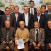 Ausgezeichnete Schiedsrichter: Beim Ehrenabend der Gruppe Kitzingen/Ochsenfurt wurden geehrt (hinten von links): Stefan Sauer, Richard Seidenspinner, Felix Meding, Horst Sieber, Erich Braun; (Mitte von links): Helmut Brand (BSA), Helmut Pietzko, Karl-Heinz Bielek, Karlheinz Kohl, Dietmar Weger, Dietmar Scharrer, Kreis-Schiedsrichter-Obmann Helmut Wittiger, Bezirksschiedsrichter-Obmann Norbert Kröckel; (vorne von links) Manfred Holzmann, Norbert Karl, Hans-Joachim Gückel, Willi Priester und Rudi Tell.