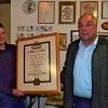 (mm)   Einen Grund zum Feiern gab es bei der DJK Michelau: Seit genau 25 Jahren bestehen mit der Brauerei Düll (Krautheim) und Getränke Marx (Gerolzhofen) enge Geschäftsbeziehungen. Seit der Fertigstellung des Sportheims in Prüßberg, wird das Vereinsheim von diesen beiden Unternehmen beliefert. Dies war Grund genug für eine Feier im Vereinsheim, zu der sich zahlreiche aktive Sportler, Übungs- und Abteilungsleiter, Mitglieder des Vorstands sowie Fans und Gönner eingefunden hatten. Um seinen Dank für die langjährige gute Zusammenarbeit zum Ausdruck zu bringen, überreichte Friedrich Düll dem Vorsitzenden Ralf Kemmer eine Urkunde und einen Trinkstiefel. Die Brauerei Düll spendierte die alkoholischen Getränke für die Feier, die alkoholfreien übernahm Getränke Marx. Alfred Kuhn kümmerte sich darum, dass den Gästen warme Speisen angeboten werden konnten. Im Bild von links: DJK-Vorsitzender Ralf Kemmer und Friedrich Düll.
